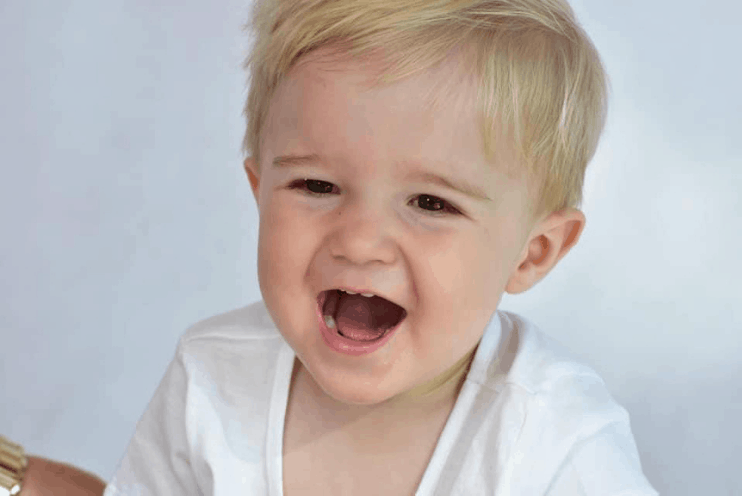 Zdjęcie śmiejącego się Zbyszka w białej koszulce